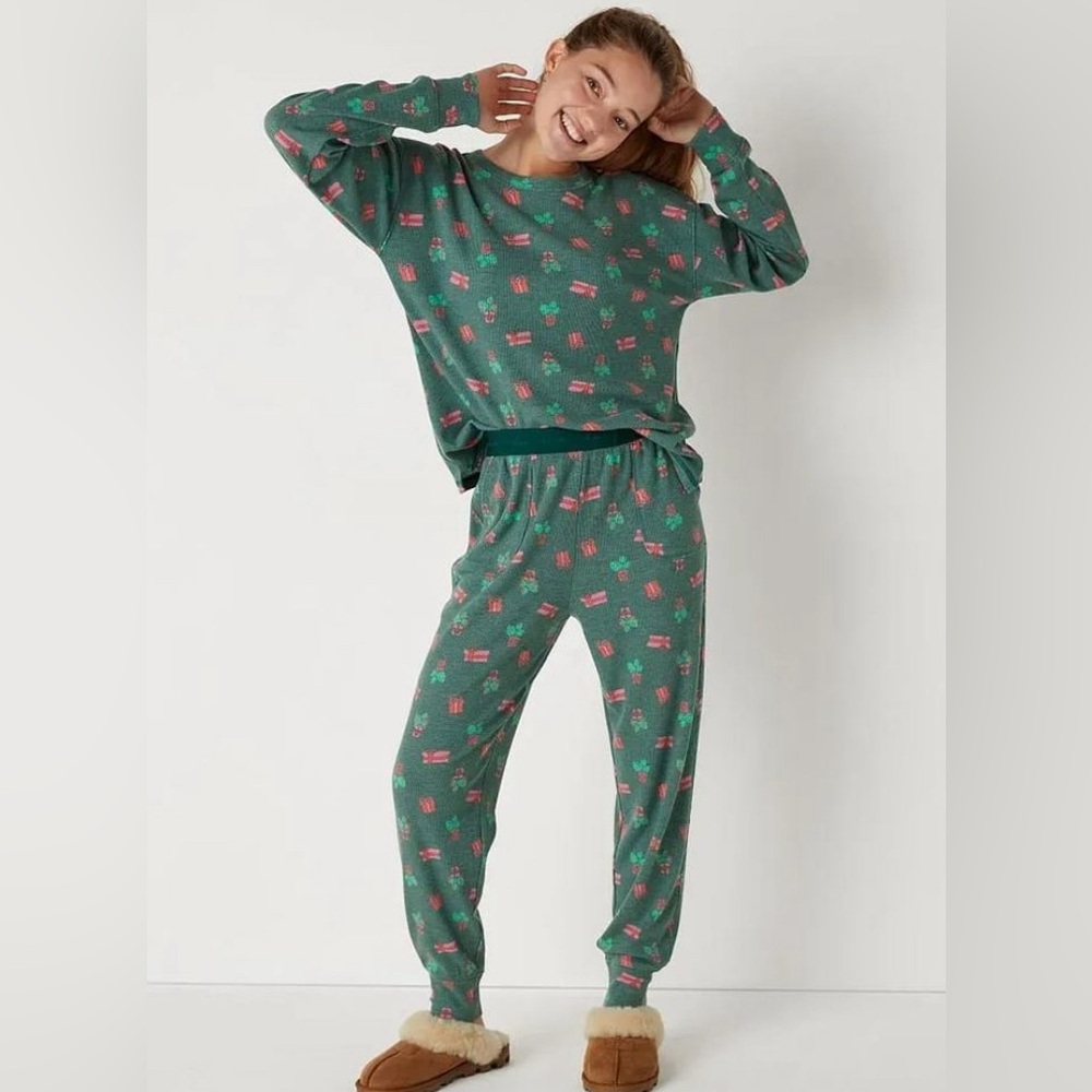 Pink vs Christmas pj set size medium